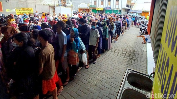 Minyak Goreng Masih Langka, Warga Cibaduyut Rela Antre Sejak Pagi Antrean panjang masyarakat terlihat di salah satu toserba yang berada di Cibaduyut, Kabupaten Bandung. Mereka rela antre sejak pagi demi dapatkan minyak goreng.