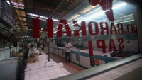 Mogok dagang yang dilakukan para penjual daging sapi se Jabodetabek kali ini merupakan mogok dagang yang terlama hingga 5 hari yang biasanya hanya 3 hari karena tingginya harga daging yang mencapai hingga Rp140 ribu per kilogramnya. (ANTARA FOTO/Muhammad Iqbal).