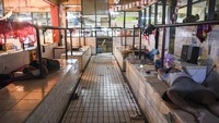 Suasana kios penjual daging yang tidak ada aktivitas jual beli di Pasar Slipi, Jakarta, Senin (28/2/2022) kemarin. (ANTARA FOTO/Hafidz Mubarak A).