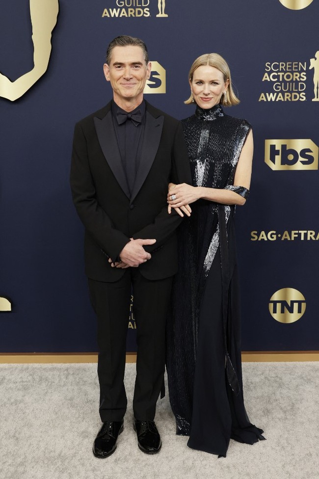 Naomi Watts dan Billy Crudup yang kompak mengenakan busana hitam dikabarkan sudah pacaran sejak 2017. Namun baru kali ini keduanya hadir bersama sebagai pasangan di karpet merah. Foto: Dimitrios Kambouris / GETTY IMAGES NORTH AMERICA / Getty Images via AFP
