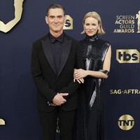 Naomi Watts dan Billy Crudup yang kompak mengenakan busana hitam dikabarkan sudah pacaran sejak 2017. Namun baru kali ini keduanya hadir bersama sebagai pasangan di karpet merah. Foto: Dimitrios Kambouris / GETTY IMAGES NORTH AMERICA / Getty Images via AFP
