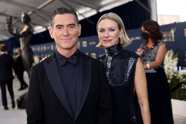 Naomi Watts hadir di ajang SAG Awards 2022 menemani Billy Crudup yang mendapatkan nominasi di kategori aktor pria terbaik di serial drama. Billy mendapatkan nominasi tersebut lewat serial The Morning Show. Foto: Dimitrios Kambouris / GETTY IMAGES NORTH AMERICA / Getty Images via AFP