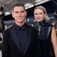 Naomi Watts hadir di ajang SAG Awards 2022 menemani Billy Crudup yang mendapatkan nominasi di kategori aktor pria terbaik di serial drama. Billy mendapatkan nominasi tersebut lewat serial The Morning Show. Foto: Dimitrios Kambouris / GETTY IMAGES NORTH AMERICA / Getty Images via AFP