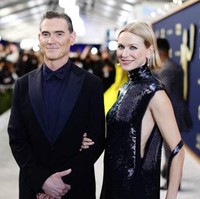 Billy Crudup diketahui menjadi kekasih Naomi Watts setelah sang aktris bercerai dari Liev Schreiber pada 2016. Naomi dan Billy bertemu dalam serial Netflix Gypsy. Foto: Dimitrios Kambouris / GETTY IMAGES NORTH AMERICA / Getty Images via AFP
