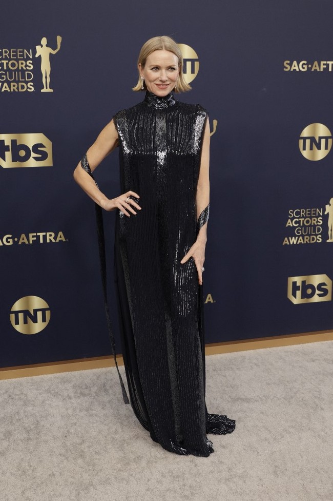 Naomi Watts memesona di SAG Awards 2022 dalam balutan gaun couture dari Fendi. Gaun hitam turtleneck itu merupakan koleksi Fendi Spring 2022 Couture dengan detail sequin yang berkilauan. Foto: Dimitrios Kambouris / GETTY IMAGES NORTH AMERICA / Getty Images via AFP