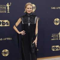 Naomi Watts memesona di SAG Awards 2022 dalam balutan gaun couture dari Fendi. Gaun hitam turtleneck itu merupakan koleksi Fendi Spring 2022 Couture dengan detail sequin yang berkilauan. Foto: Dimitrios Kambouris / GETTY IMAGES NORTH AMERICA / Getty Images via AFP