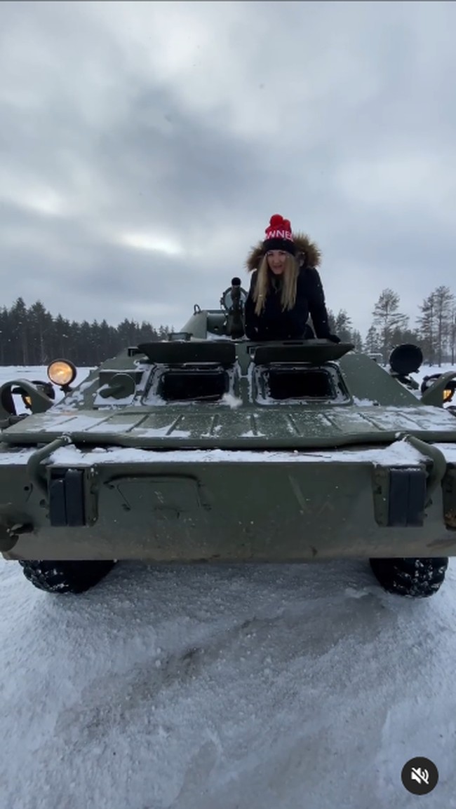 Selebgram bernama Nastya Tuman baru-baru ini viral karena membagikan tutorial mengendarai tank bekas Rusia. Ia sendiri adalah orang Rusia yang bermaksud untuk memberi tahu orang-orang Ukraina bagaimana menyingkirkan atau menggunakan kendaraan tersebut.Foto: Instagram @tymannastya