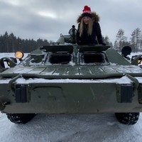 Selebgram bernama Nastya Tuman baru-baru ini viral karena membagikan tutorial mengendarai tank bekas Rusia. Ia sendiri adalah orang Rusia yang bermaksud untuk memberi tahu orang-orang Ukraina bagaimana menyingkirkan atau menggunakan kendaraan tersebut.Foto: Instagram @tymannastya