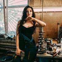 Tak hanya bisa membetulkan mobil biasa ternyata Nastya juga mampu mengendarai berbagai kendaraan. Ketika membaca berita mengenai banyaknya tank dan APC (armored personnel carrier atau pengangkut personel lapis baja) Rusia yang terbengkalai di Ukraina karena invasi, ia pun ingin memberi informasi soal cara mengoperasikannya.Foto: Instagram @tymannastya