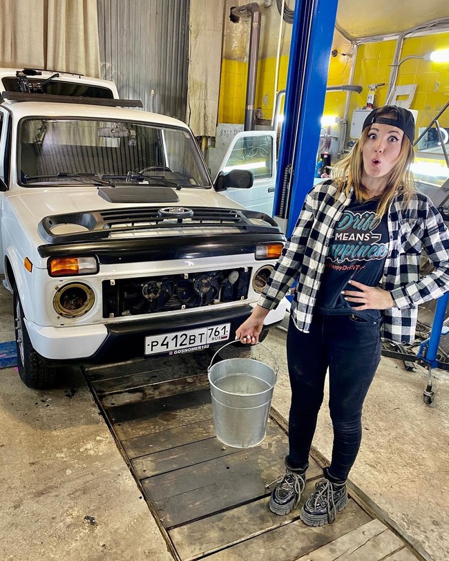 Wanita kelahiran 1997 itu sendiri ternyata datang dari keluar reparasi. Sejak kecil pun ia sudah menaruh ketertarikan pada bidang tersebut. Ia mulai bekerja di usia 14 tahun dengan bergabung dengan jasa perbaikan rumah. Foto: Instagram @tymannastya