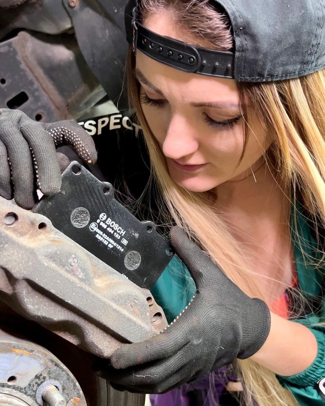 Nastya Tuman adalah mekanik mobil yang jadi influencer karena sering membagikan tutorial terkait kendaraan. Wanita tersebut dikatakan mulai belajar mengendarai dan mengulik mobil sejak berusia 18 tahun. Kemampuannya itu berawal karena ia merasa sering dibohongi mekanik yang memperbaiki mobilnya.Foto: Instagram @tymannastya