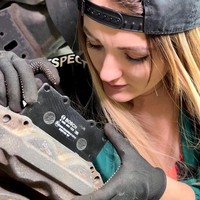 Nastya Tuman adalah mekanik mobil yang jadi influencer karena sering membagikan tutorial terkait kendaraan. Wanita tersebut dikatakan mulai belajar mengendarai dan mengulik mobil sejak berusia 18 tahun. Kemampuannya itu berawal karena ia merasa sering dibohongi mekanik yang memperbaiki mobilnya.Foto: Instagram @tymannastya