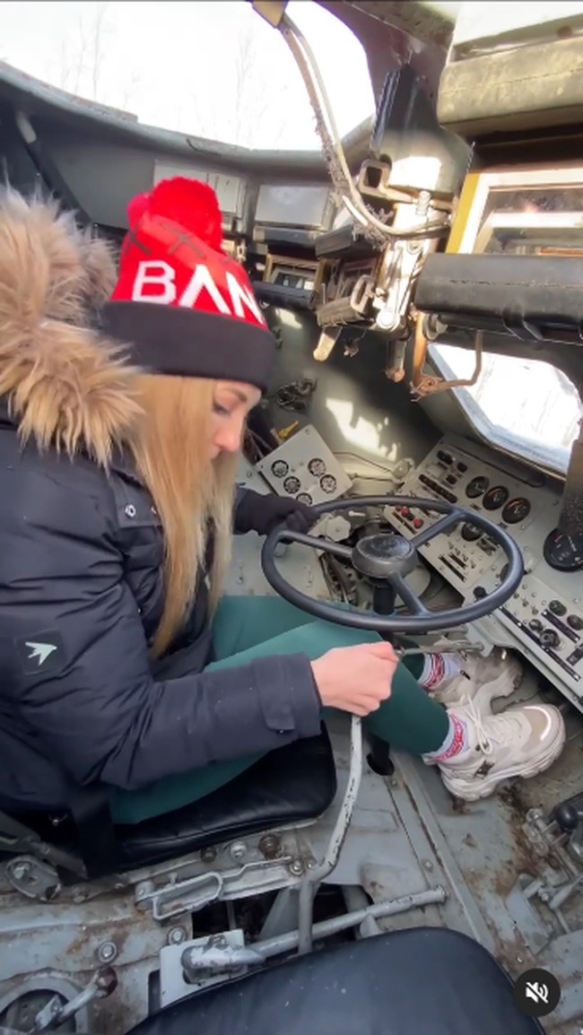 Jika kamu kebetulan menemukan kendaraan tempur lapis baja, inilah cara untuk menghidupkannya, kata Nastya dalam video yang sebenarnya sudah dibuat setahun lalu.Foto: Instagram @tymannastya