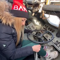 Jika kamu kebetulan menemukan kendaraan tempur lapis baja, inilah cara untuk menghidupkannya, kata Nastya dalam video yang sebenarnya sudah dibuat setahun lalu.Foto: Instagram @tymannastya