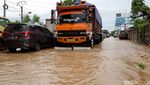 Nekat Terobos Banjir di Jalan Serang-Cilegon, Motor Ini Mogok