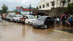 Nekat Terobos Banjir di Jalan Serang-Cilegon, Motor Ini Mogok