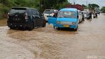 Nekat Terobos Banjir di Jalan Serang-Cilegon, Motor Ini Mogok