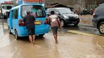 Nekat Terobos Banjir di Jalan Serang-Cilegon, Motor Ini Mogok