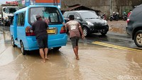 Tak hanya menyebabkan kendaraan mati mesin, air yang menggenangi jalan itu juga berdampak pada kemacetan. Kemacetan di kedua arah baik dari Serang maupun Cilegon.