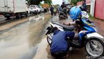 Nekat Terobos Banjir di Jalan Serang-Cilegon, Motor Ini Mogok