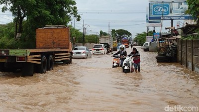 Nekat Terobos Banjir di Jalan Serang-Cilegon, Motor Ini Mogok