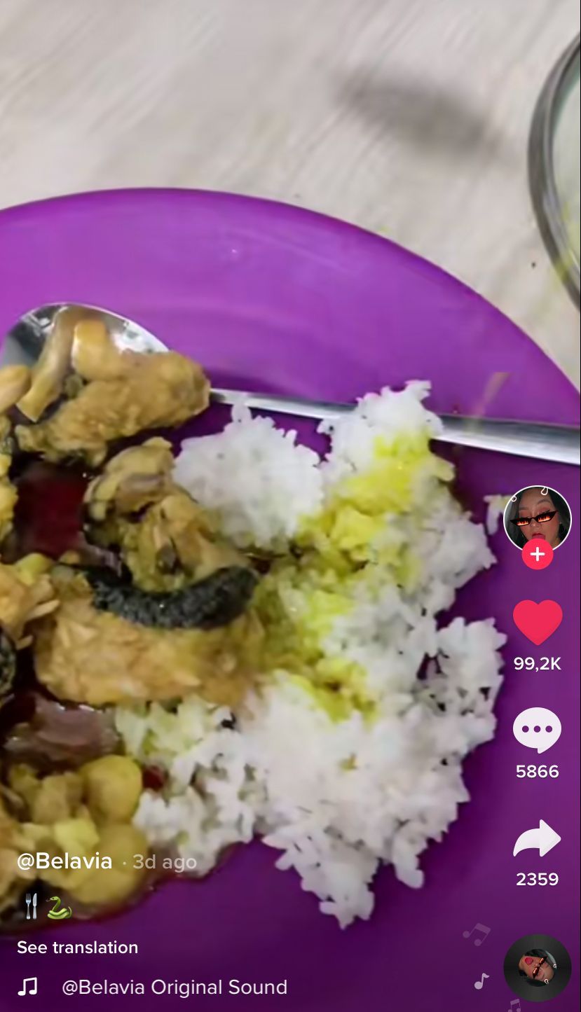 Netizen Doyan Makan Ular, Sebut Kulitnya Enak dan Kenyal Mirip Bakso Aci