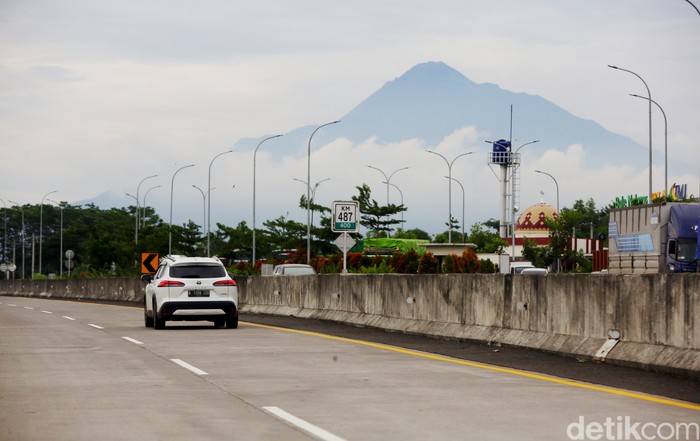 Nikmati Indahnya Gunung Merbabu saat Melintasi Tol Trans Jawa Tol Trans Jawa menjadi salah satu Tol dengan pemandangan terbaik di dunia. Bagaimana nggak, keindahan gunung Merbabu bisa terlihat jelas saat kita melintasi pada waktu yang pas.
Salah satu ruas Tol Trans Jawa yang menyajikan pemandangan indah itu ada di jalur tol Bawen - Salatiga,Β Jawa Tengah.Β Pelintas atau pengendara yang melintasi tol ini akan disuguhkan salah satu pemandangan yang sangat indah.