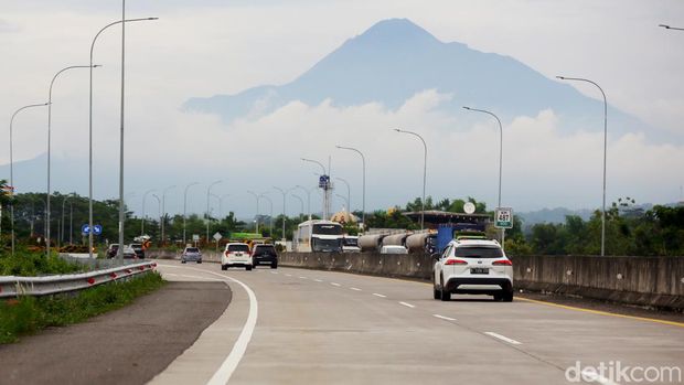 Tol Trans Jawa menjadi salah satu Tol dengan pemandangan terbaik di dunia. Bagaimana nggak, keindahan gunung Merbabu bisa terlihat jelas saat kita melintasi pada waktu yang pas. Salah satu ruas Tol Trans Jawa yang menyajikan pemandangan indah itu ada di jalur tol Bawen - Salatiga, Jawa Tengah. Pelintas atau pengendara yang melintasi tol ini akan disuguhkan salah satu pemandangan yang sangat indah.