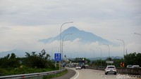 Salah satu ruas Tol Trans Jawa yang menyajikan pemandangan indah itu ada di jalur tol Bawen-Salatiga, Jawa Tengah. Para pengendara yang melintasi tol ini akan disuguhkan salah satu pemandangan yang sangat indah. Yups, seperti terlihat di gambar ini, indahnya Gunung Merbabu seperti melihat lukisan alam.