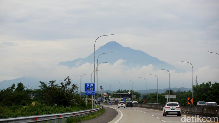 Tol Trans Jawa menjadi salah satu Tol dengan pemandangan terbaik di dunia. Bagaimana nggak, keindahan gunung Merbabu bisa terlihat jelas saat kita melintasi pada waktu yang pas. 

Salah satu ruas Tol Trans Jawa yang menyajikan pemandangan indah itu ada di jalur tol Bawen - Salatiga, Jawa Tengah. Pelintas atau pengendara yang melintasi tol ini akan disuguhkan salah satu pemandangan yang sangat indah.
