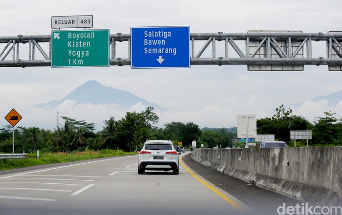 Tol Trans Jawa menjadi salah satu Tol dengan pemandangan terbaik di dunia. Bagaimana nggak, keindahan gunung Merbabu bisa terlihat jelas saat kita melintasi pada waktu yang pas. 

Salah satu ruas Tol Trans Jawa yang menyajikan pemandangan indah itu ada di jalur tol Bawen - Salatiga, Jawa Tengah. Pelintas atau pengendara yang melintasi tol ini akan disuguhkan salah satu pemandangan yang sangat indah.