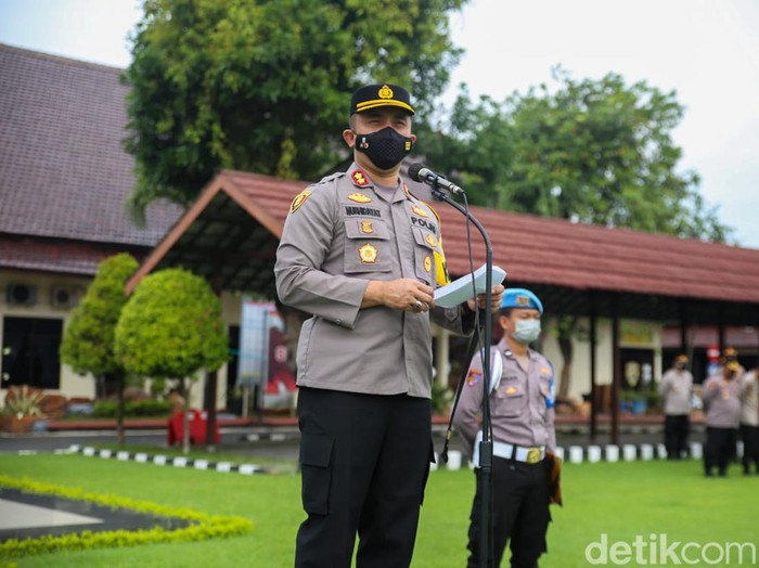 Polisi Jombang menggelar Operasi Keselamatan Semeru 2022 selama dua pekan ke depan. Masyarakat wajib mengetahui 8 pelanggaran lalu lintas yang menjadi prioritas penindakan polisi.