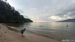 Senja di Pantai Indah Kalangan yang Berair Hangat