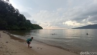 Pantai ini sangat cocok untuk berenang. Kedalamannya hanya sampai pinggang orang dewasa. (Bonauli/detikcom)