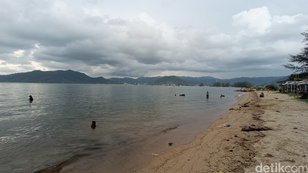 Berenang sepanjang hari tidaklah masalah. Airnya bukan cuma bening, tapi juga hangat. (Bonauli/detikcom) Berenang sepanjang hari tidaklah masalah. Airnya bukan cuma bening, tapi juga hangat. (Bonauli/detikcom)