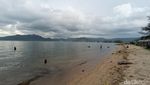 Senja di Pantai Indah Kalangan yang Berair Hangat