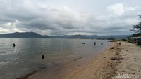 Berenang sepanjang hari tidaklah masalah. Airnya bukan cuma bening, tapi juga hangat. (Bonauli/detikcom)