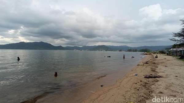Senja di Pantai Indah Kalangan yang Berair Hangat
