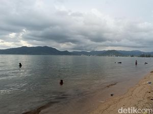 Senja di Pantai Indah Kalangan yang Berair Hangat