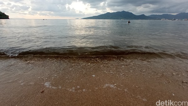 Seperti teluk lainnya, Pantai Kalangan memilki ombak yang tenang, dangkal dan berpasir. Airnya hijau namun bening bak kaca.  (Bonauli/detikcom) Seperti teluk lainnya, Pantai Kalangan memilki ombak yang tenang, dangkal dan berpasir. Airnya hijau namun bening bak kaca.  (Bonauli/detikcom)