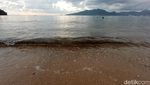 Senja di Pantai Indah Kalangan yang Berair Hangat