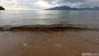Seperti teluk lainnya, Pantai Kalangan memilki ombak yang tenang, dangkal dan berpasir. Airnya hijau namun bening bak kaca.  (Bonauli/detikcom)