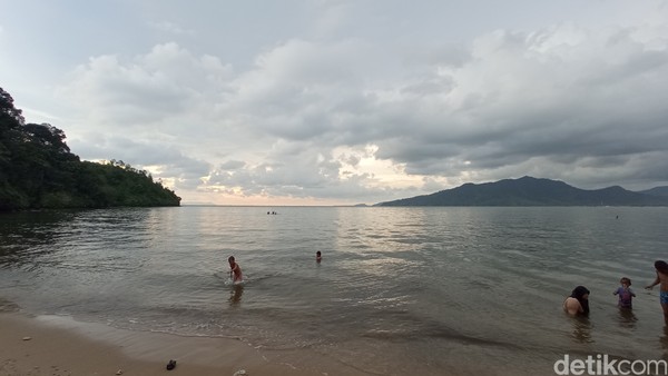 Biasanya yang datang adalah wisatawan domestik dari Padangsidimpuan dan warga sekitar. (Bonauli/detikcom) Biasanya yang datang adalah wisatawan domestik dari Padangsidimpuan dan warga sekitar. (Bonauli/detikcom)