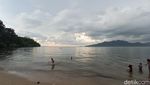Senja di Pantai Indah Kalangan yang Berair Hangat