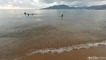 Senja di Pantai Indah Kalangan yang Berair Hangat