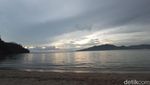 Senja di Pantai Indah Kalangan yang Berair Hangat