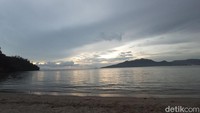 Saat senja, matahari akan berada di balik tebin, sehingga yang terlihat hanya bias jingga di cakrawala. (Bonauli/detikcom)