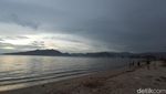 Senja di Pantai Indah Kalangan yang Berair Hangat