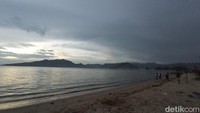 Masuk ke pantai ini gratis, kamu hanya cukup bayar uang parkir. (Bonauli/detikcom)