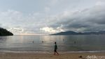 Senja di Pantai Indah Kalangan yang Berair Hangat